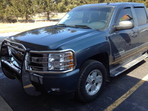2010 Chevy Silverado with a Westin Stainless Steel Sportsman Grill Guard and Luverne 7" oval Regal 7 Step!