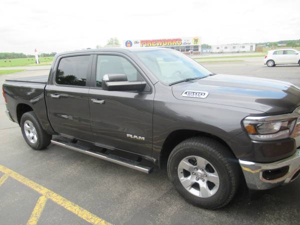 Ram 1500 with Trail FX Running Boards and Solid Fold 2.0 Bed Cover