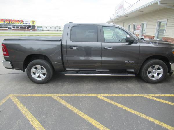 Ram 1500 with Trail FX Running Boards and Solid Fold 2.0 Bed Cover