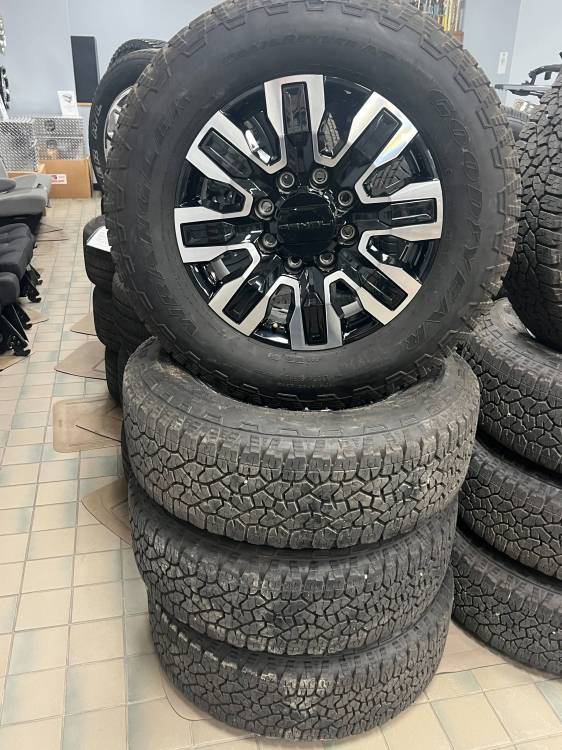 New takeoff 11-25 GMC DENALI 20" BLACK 8 LUG W/ GOODYEAR WRANGLER AT LT275/65/R20 NO TPMS  SET OF 4!