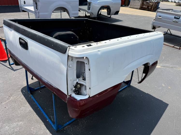 Chevrolet  - 04-05-06 Chevy Silverado 1500 Crew Cab White/Burgundy 5.8ft Short Truck Bed