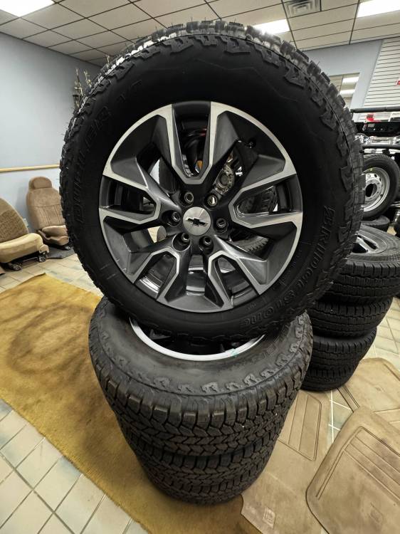 88-'25 Chevy Silverado 1500 Truck 20" 6 Lug Charcoal Inlay w/Machined face Aluminum Wheels with 275/60/R20 Bridgestone Dueler AT With TPMS