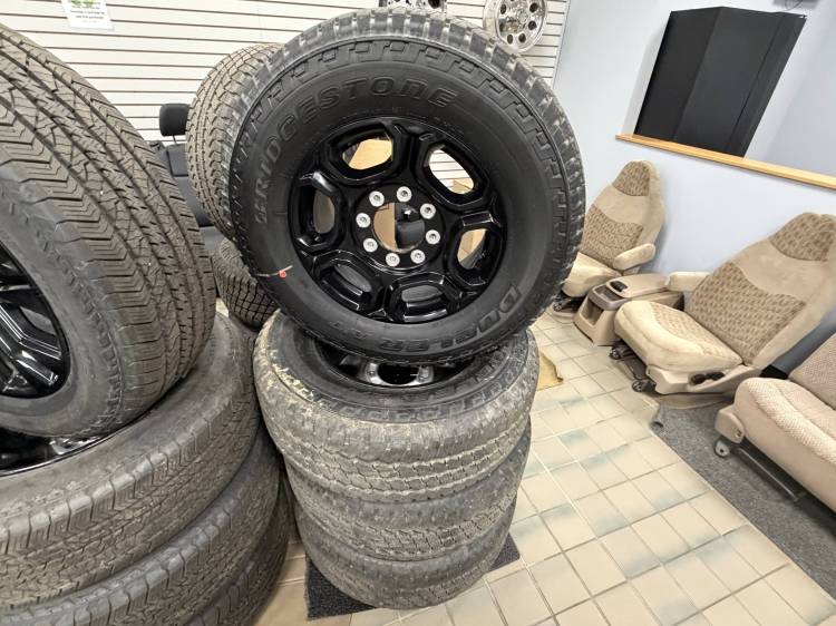 05-25 Ford F-250/F-350 Super Duty 8 Lug 18" Black Aluminum Wheels and Bridgestone Dueler A-T LT275/70/18