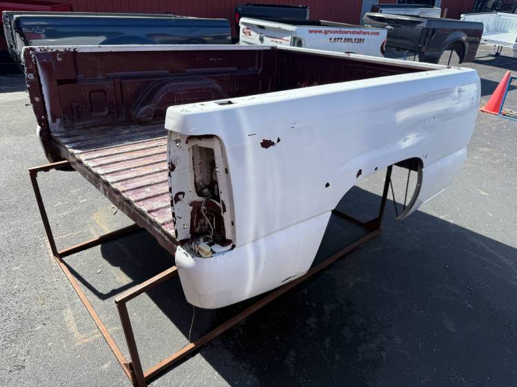 Chevrolet  - 99-06 Chevy Silverado/GMC Sierra White 6.5ft Short Bed