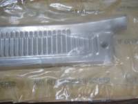 GM - 73-87 Chevy/GMC R3500 Left Front NOS OEM Sill Plate - Image 3