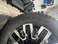 New takeoff 11-25 GMC DENALI 20" BLACK 8 LUG W/ GOODYEAR WRANGLER AT LT275/65/R20 NO TPMS  SET OF 4! - Image 5