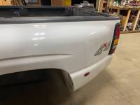 01-06 Chevy Silverado 3500 White Dually Bed 8' - Image 16