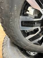 New takeoff 11-25 GMC DENALI 20" CHROME AND BLACK 8 LUG W/ GOODYEAR WRANGLER AT LT275/65/R20  - Image 4